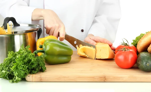 Vrouwelijke handen snijden kaas, geïsoleerd op wit — Stockfoto