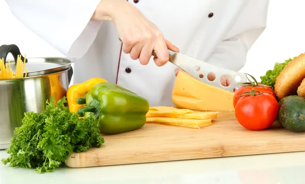 Vrouwelijke handen snijden kaas, geïsoleerd op wit — Stockfoto