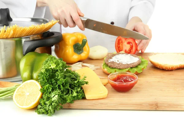 Manos femeninas preparando hamburguesa con queso, aisladas sobre blanco —  Fotos de Stock