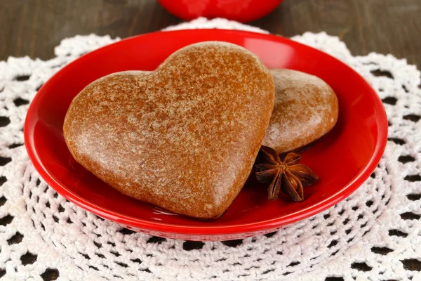 Μπισκότα σοκολάτας με μορφή της καρδιάς σε κοντινό πλάνο ξύλινο τραπέζι — Φωτογραφία Αρχείου