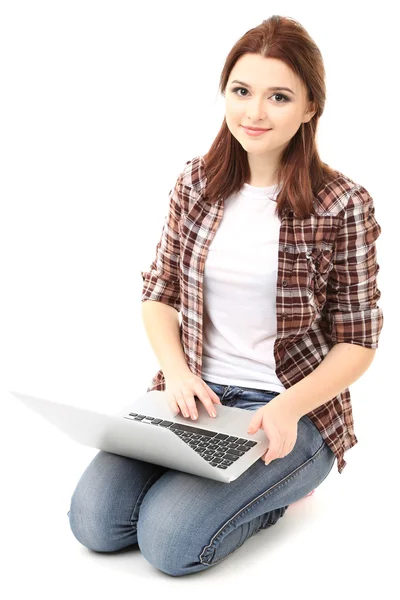 Красивая молодая женщина с ноутбуком изолированы на белом — стоковое фото