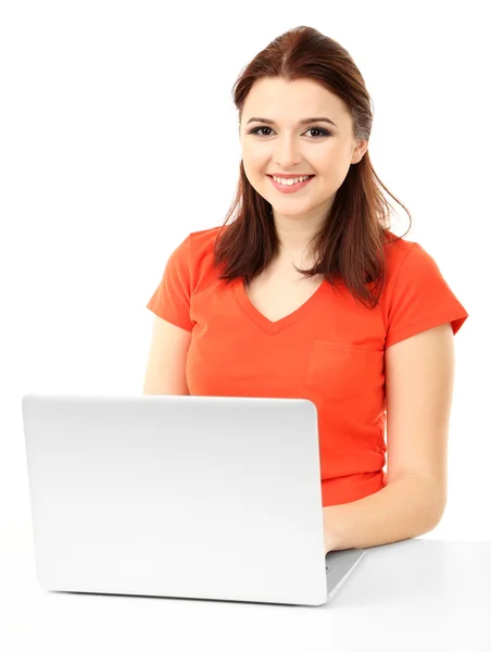 Bella giovane donna con computer portatile isolato su bianco — Foto Stock