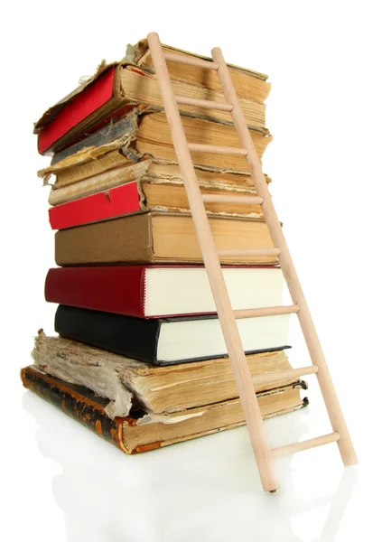 Oude boeken en houten ladder, geïsoleerd op wit — Stockfoto