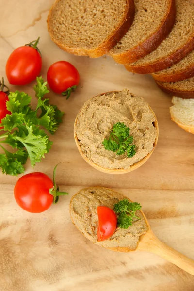 Paté fresco sobre cuchara de madera, sobre fondo de madera — Foto de Stock