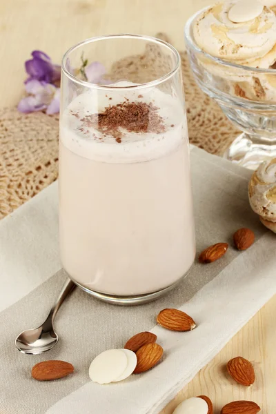 Copo de coquetel de creme de chocolate em mesa de madeira close-up — Fotografia de Stock