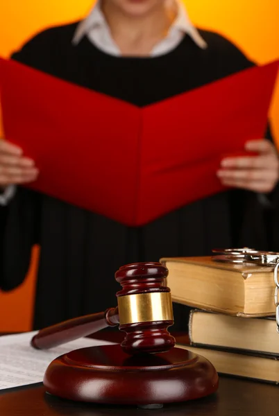 Judge read verdict on orange background — Stock Photo, Image