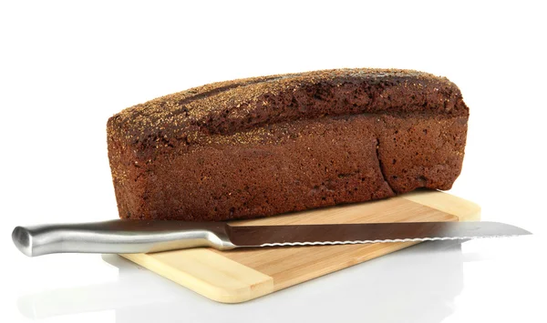 Pane nero con semi di sesamo e coltello su tavola di legno isolato su bianco — Foto Stock