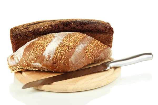 Roti dengan biji wijen dan pisau di papan kayu terisolasi di atas putih — Stok Foto