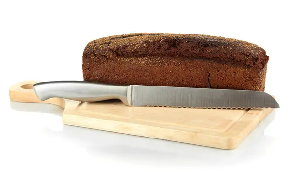 Μαύρο ψωμί με σουσάμι και το μαχαίρι σε σανίδα που απομονώνονται σε λευκό — Φωτογραφία Αρχείου