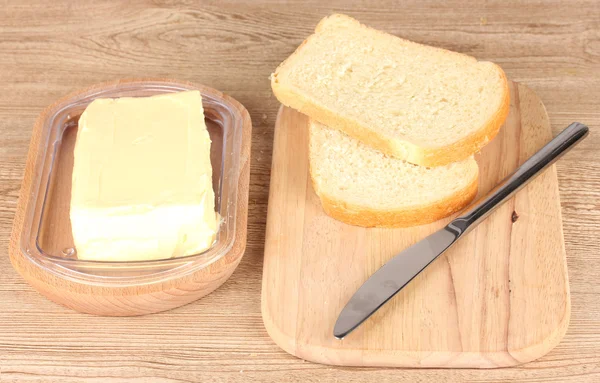 Хлеб с растительным маслом на деревянном фоне — стоковое фото