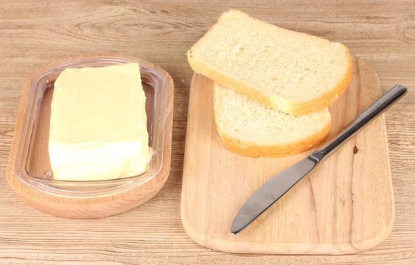 Pane con olio vegetale su fondo di legno — Foto Stock