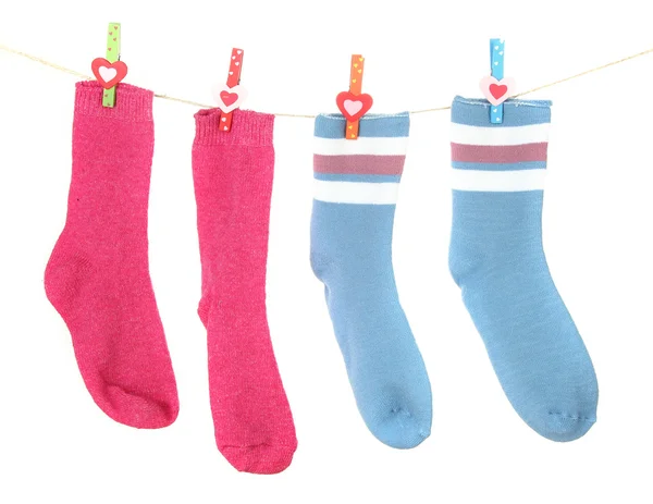 多彩的袜子挂在晾衣绳上，白色上孤立 — 图库照片