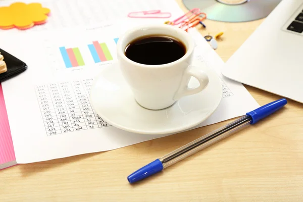 Kopp kaffe på office desktop närbild — Stockfoto