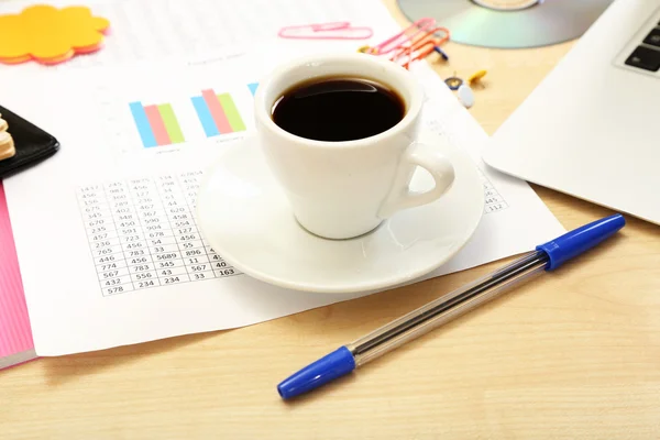 Cup of coffee on office desktop close-up — Stock Photo, Image