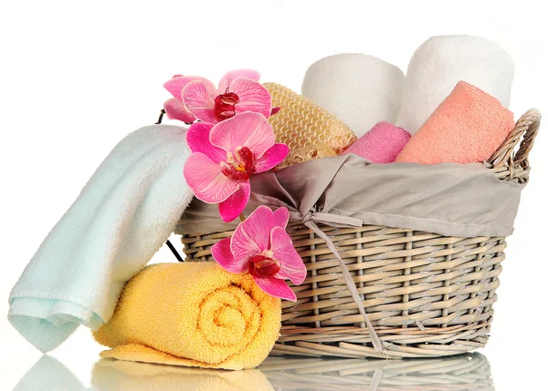 Badkamer handdoeken gevouwen in rieten mand geïsoleerd op wit — Stockfoto