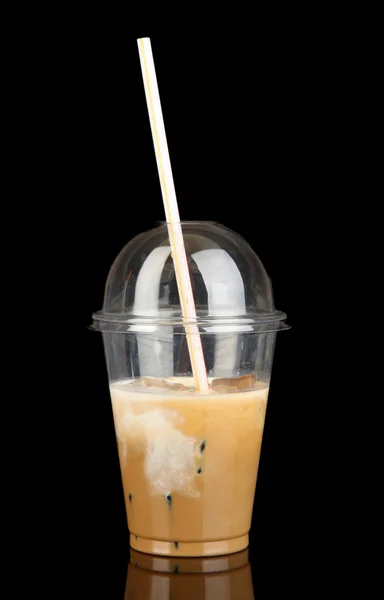 Kalter Kaffee mit Eis im Glas isoliert auf schwarz — Stockfoto