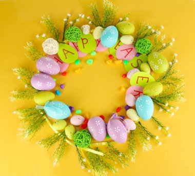 Paskalya Sarı zemin üzerinde dairesel kompozisyon