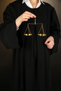 siyah arka plan üzerine hakim