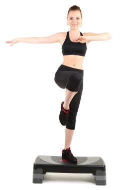 genç bir kadın fitness egzersizleri üzerinde beyaz izole Step yapıyor