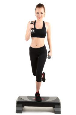 genç bir kadın fitness egzersizleri üzerinde beyaz izole Step yapıyor