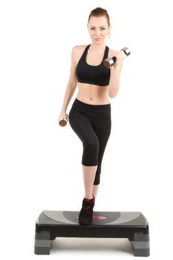genç bir kadın fitness egzersizleri üzerinde beyaz izole Step yapıyor