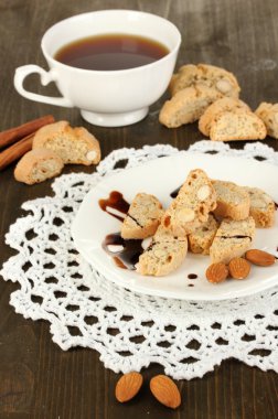 aromatik kurabiye cantuccini ve ahşap masa yakın çekim üzerinde kahve