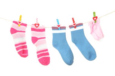 renkli çorap üzerine beyaz izole clothesline üzerinde asılı