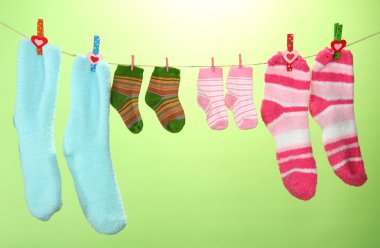 renkli çorap clothesline, renkli arka plan üzerinde asılı