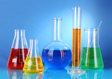 test tüpleri ile mavi arka plan üzerinde renkli sıvı