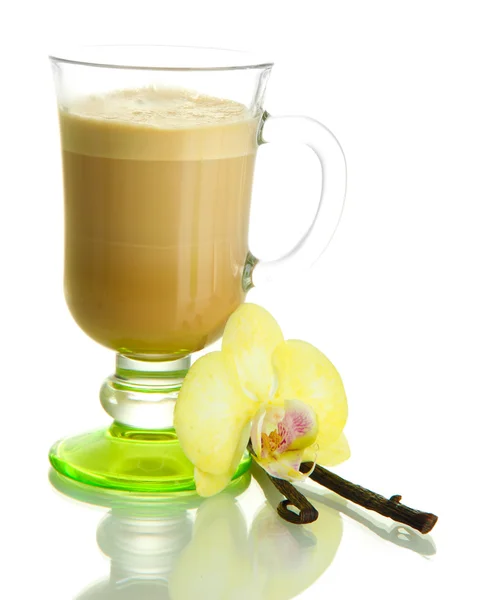 Cam bardak ile üzerine beyaz izole vanilya pods içinde hoş kokulu kahve latte — Stok fotoğraf
