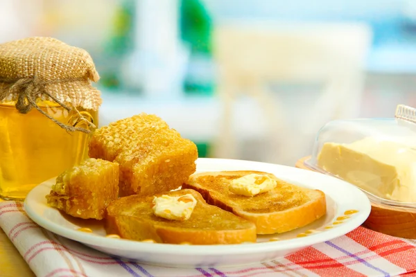 White bread toastwith honey on plate in cafe — Stock Photo, Image