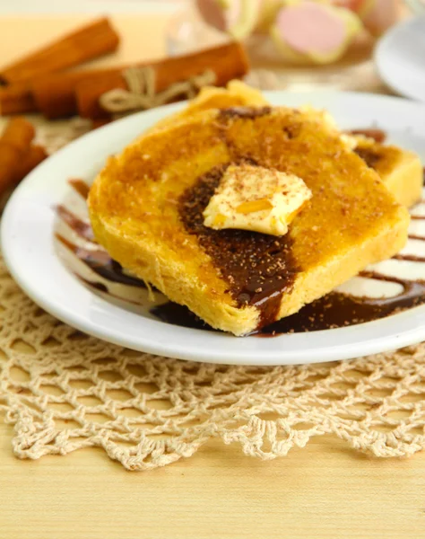 Wit brood toast met chocolade in café — Stockfoto