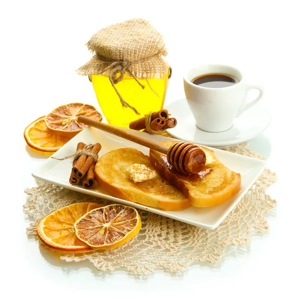 Тост из белого хлеба с медом и чашкой кофе, изолированный на белом — стоковое фото