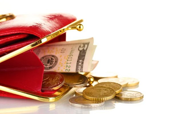 白で隔離されるお金と女性の赤い財布 — ストック写真