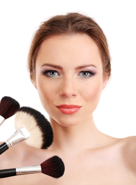 Portret van mooie vrouw met make-up borstels, geïsoleerd op wit — Stockfoto