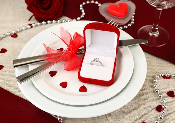 Establecimiento de mesa en honor del primer día de San Valentín — Foto de Stock