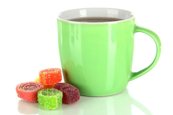 Šálek čaje s candy izolovaných na bílém — Stock fotografie
