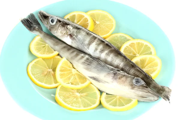 Poisson frais au citron sur assiette isolée sur fond blanc — Photo