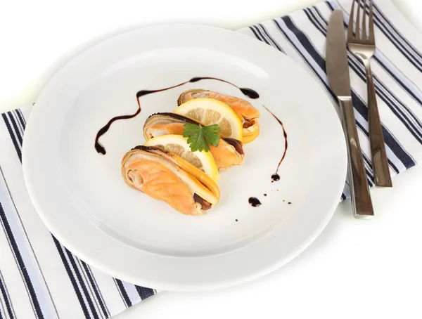 Musslor med sås på plattan isolerad på vit — Stockfoto