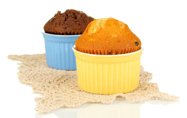 Cupcakes i skålar för bakning isolerad på vit — Stockfoto