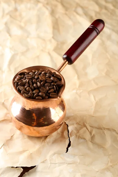 Kahve bej renkli arka plan üzerinde kahve çekirdekleri ile — Stok fotoğraf