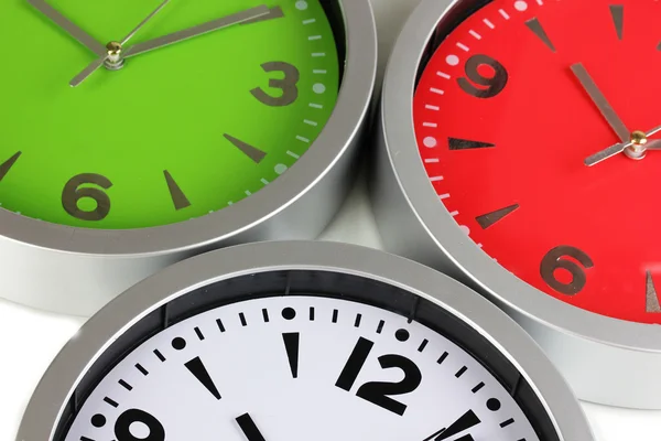 Horloges de bureau rondes isolées sur blanc — Photo