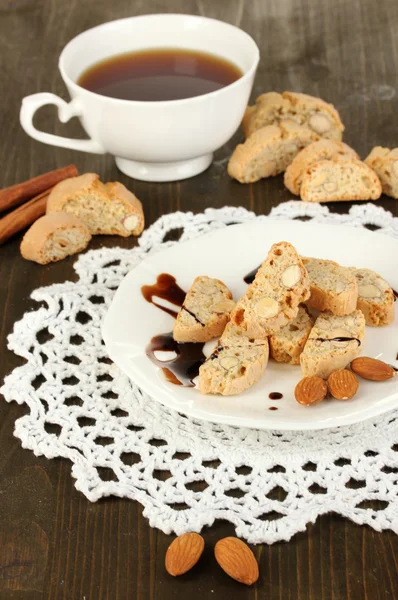 Biscotti aromatici cantuccini e tazza di caffè sul tavolo di legno primo piano — Foto Stock