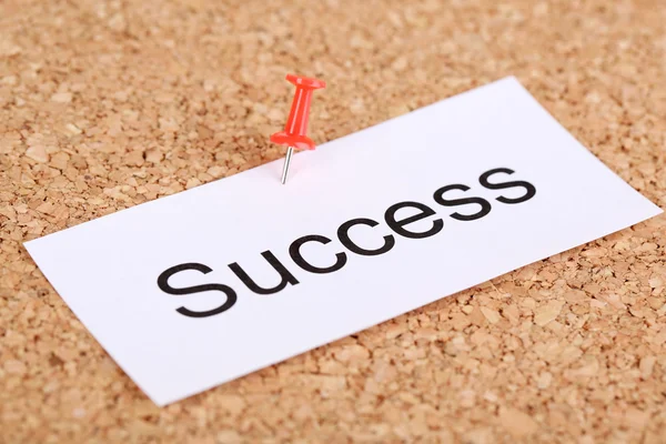 Push pin on paper with word success on cork board — Stock Photo, Image