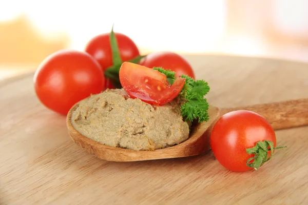 Composição de patê fresco, tomates e pão, sobre fundo brilhante — Fotografia de Stock