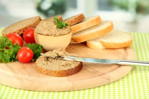 Taze ezme, domates ve parlak zemin üzerine ekmek bileşimi — Stok fotoğraf