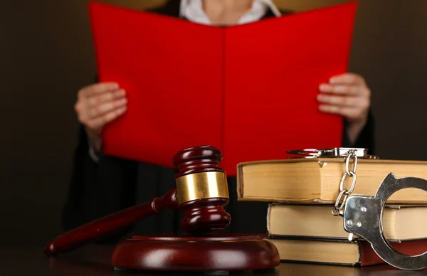 Juiz ler veredicto sobre fundo marrom — Fotografia de Stock