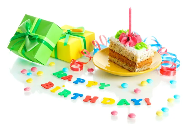 Torta di compleanno colorata con candela e regali isolati su bianco — Foto Stock