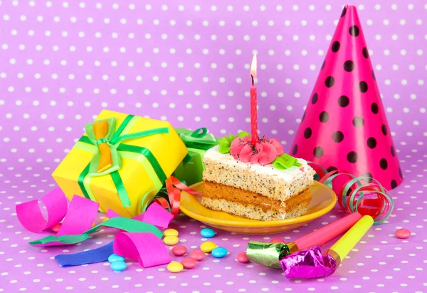 Bolo de aniversário colorido com vela e presentes no fundo rosa — Fotografia de Stock