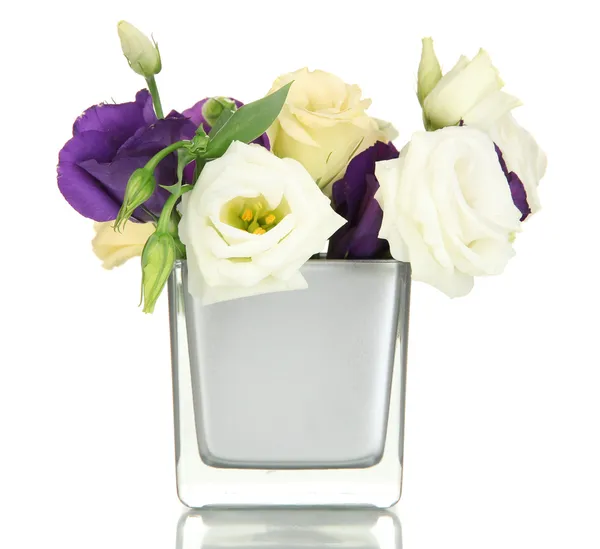 トルコギキョウの白で隔離される花瓶に花の花束 — ストック写真
